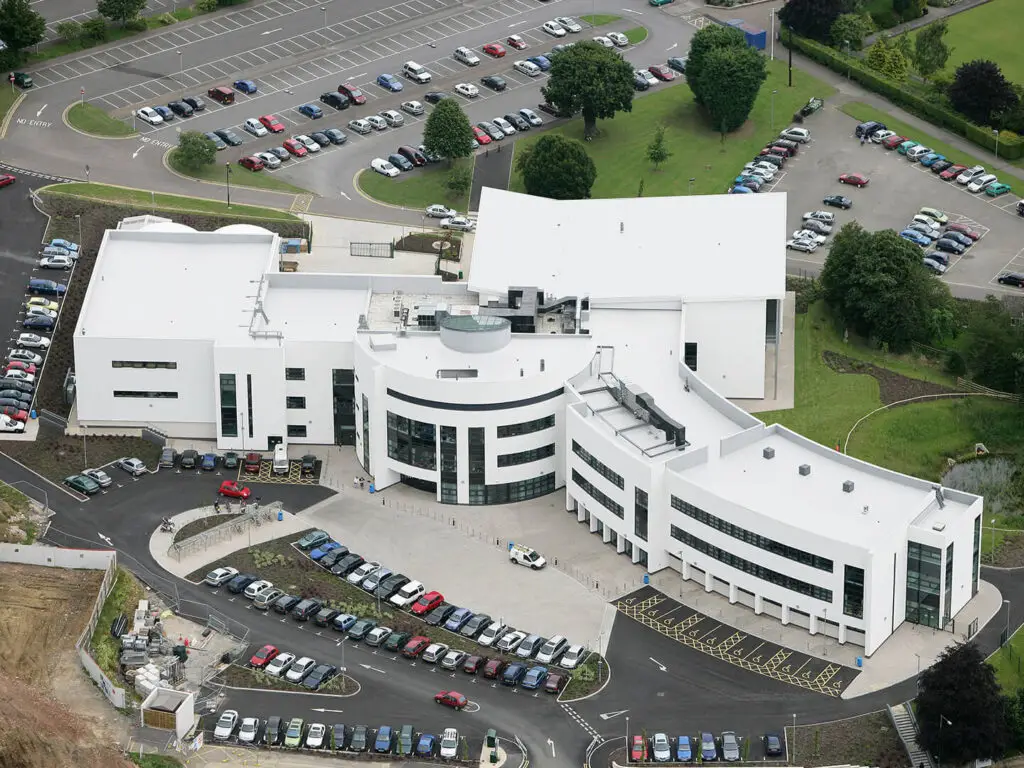 Photo of a completed IKO Spectraplan adhered roofing system on a college roof